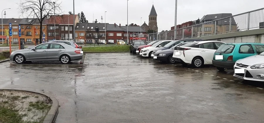 Openbare parking bij Neuzeke met zicht op de kerk
